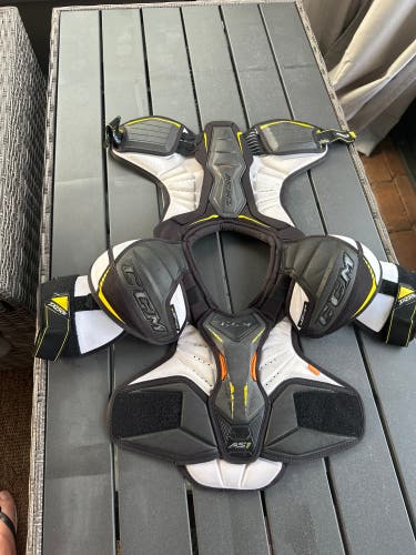 Junior Large CCM Super Tacks AS1 Shoulder Pads  (Used)