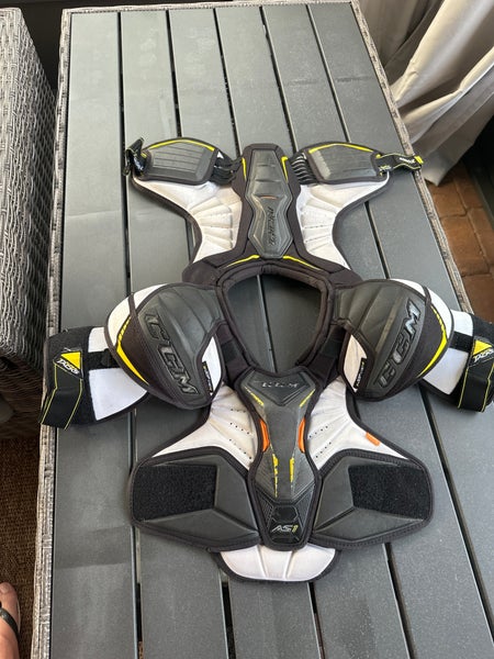 Junior Large CCM Super Tacks AS1 Shoulder Pads  (Used)