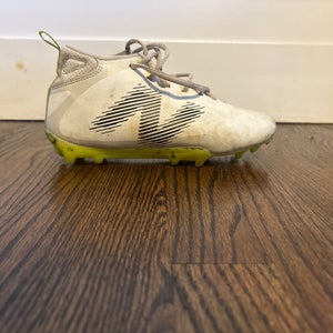 White Men's Size M 6.5 (W 7.5)  New Balance Mid Top Rush Molded Cleats (Used)