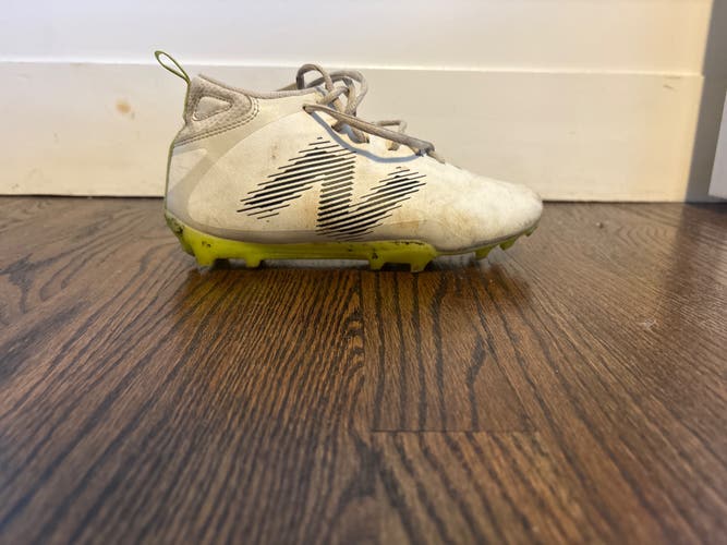 White Men's Size M 6.5 (W 7.5) New Balance Mid Top Rush Molded Cleats (Used)
