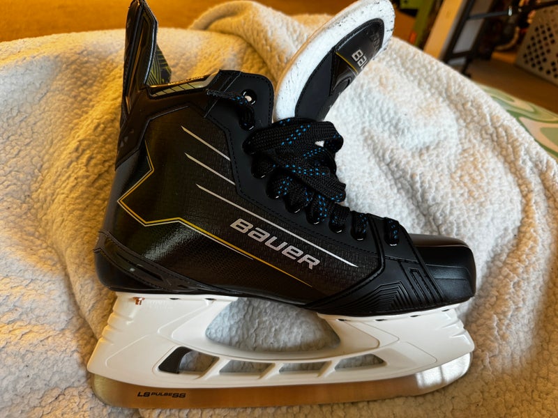 2025 Bauer Supreme M40 Hockey Skates Regular Width 10.5 (Used)