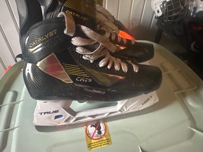 True Catalyst 9 Hockey Skates Regular Width 9.5 (Used)