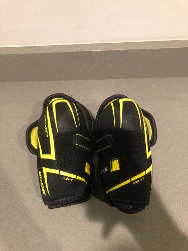 Small Senior CCM Tacks 9040 Elbow Pads  (Used)