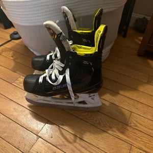 (Open To Offers)Bauer Supreme M4 Hockey Skates  Size 4 Fit 1 Barely Used Lots Of Blade Left On These