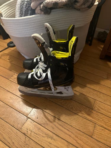 (Open To Offers)Bauer Supreme M4 Hockey Skates  Size 4 Fit 1 Barely Used