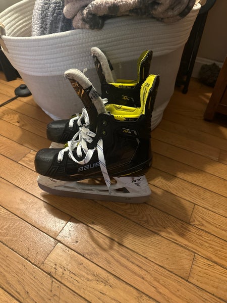 (Open To Offers)Bauer Supreme M4 Hockey Skates  Size 4 Fit 1 Barely Used