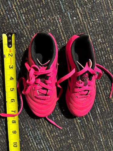 Kids 10.5 adidas pink soccer cleats. Used 2months