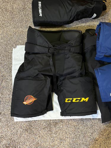 CCM hp70 Vancouver Canucks Flying Skate Pants