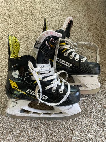 Bauer Supreme M4 Hockey Skates Size 2.5 (Used)