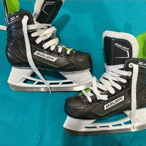 Junior Bauer XLS Hockey Skates Regular Width Size 2 (Used)