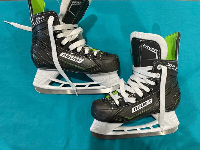 Junior Bauer XLS Hockey Skates Regular Width Size 2 (Used)