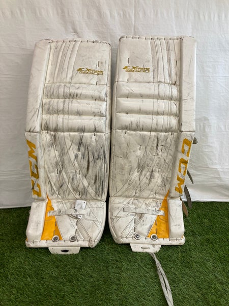 White 30" Intermediate CCM Extreme Flex 500 Goalie Leg Pads (Used)