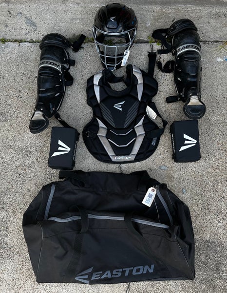 Youth Easton Gametime Catcher's Set AGES 9-12 with Easton Black Bag(Used)