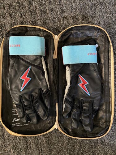 Bruce bolt batting gloves