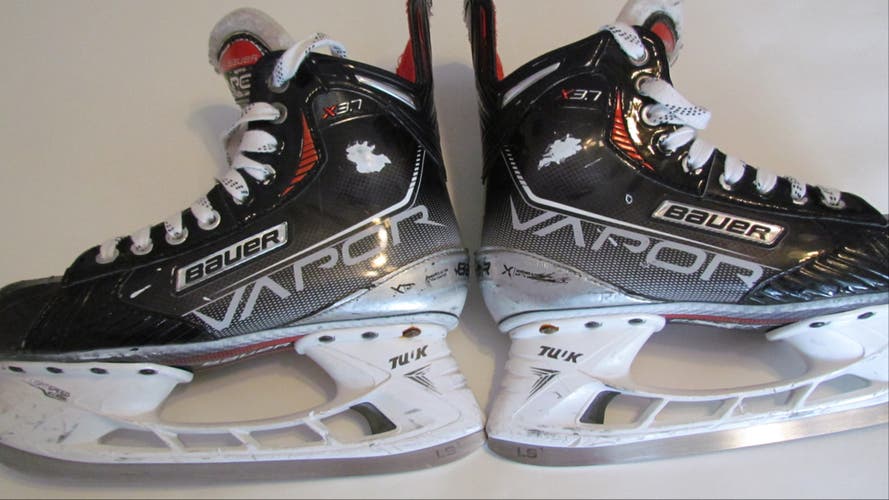 Bauer Vapor X3.7 Hockey Skates Regular Width Size 5.5 (Used)