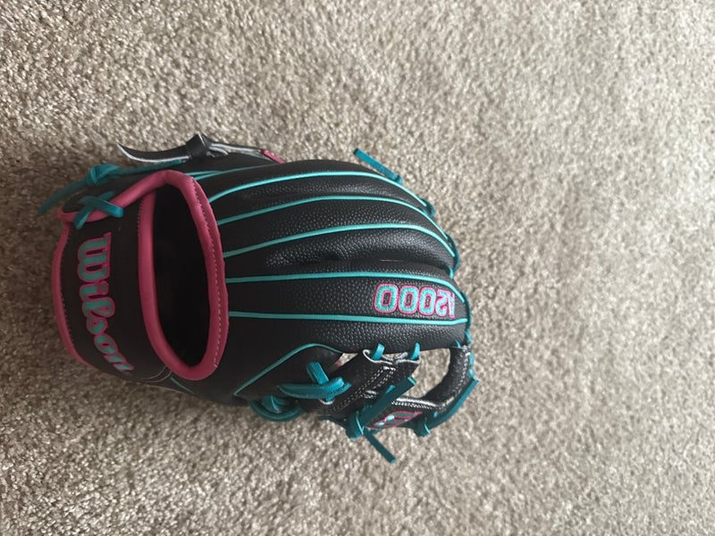 Wilson RH Infield A2000 Baseball Glove 11.5" (New)