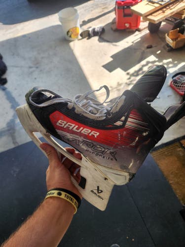 2024 Bauer Vapor Hyperlite 2 Hockey Skates  Pro Stock 9.5 (Used)