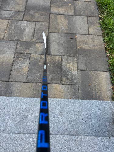 Intermediate Bauer Proto-R Right Handed Hockey Stick P28M  (Used)