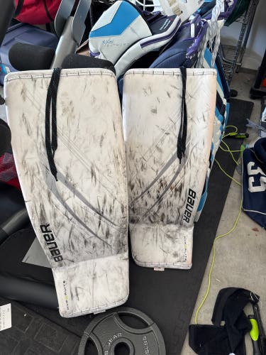Medium Bauer Hyperlite 2 Goalie Leg Pads (Used)