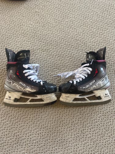 2022 Red Bauer Vapor Hyperlite Hockey Skates Regular Width Pro Stock 7 (Used)