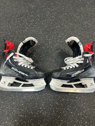 2024 Bauer Vapor 5x pro Hockey Skates Regular Width   Size 3.5 (Used)