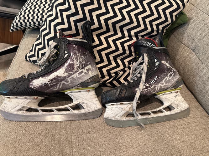 Bauer Hyperlite Skate Size 5 Fit 2 (Used) Comes With Skate Blades