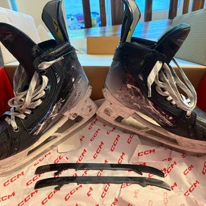 Bauer Vapor Hyperlite 2 (2 sets Of Blades) Hockey Skates Regular Width 7 (Used)