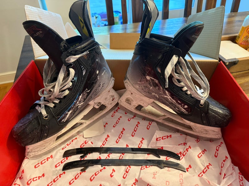 Bauer Vapor Hyperlite 2 (2 sets Of Blades) Hockey Skates Regular Width 7 (Used)