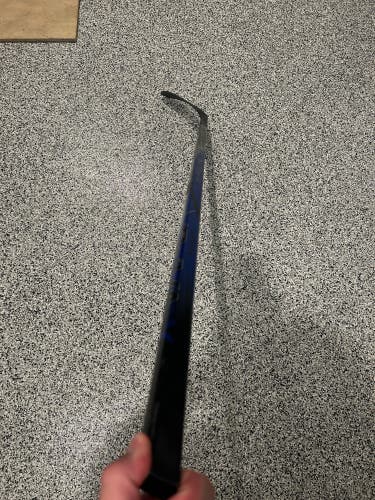 2 Senior Bauer Vapor Hyperlite 2 Right Handed Hockey Stick P28 Pro Stock (New)