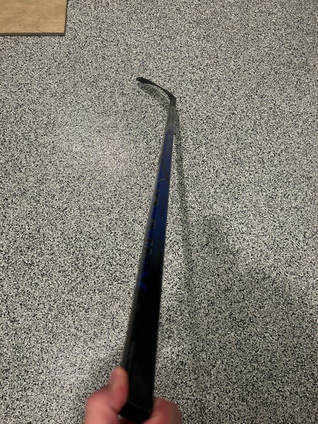 2 Senior Bauer Vapor Hyperlite 2 Right Handed Hockey Stick P28 Pro Stock (New)