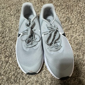 Gray Men's Adult Size M 7.0 (W 8.0) Nike Shoes (Used)