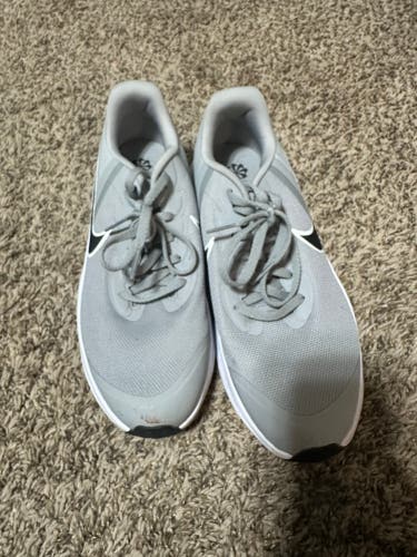 Gray Men's Adult Size M 7.0 (W 8.0) Nike Shoes (Used)