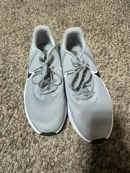 Gray Men's Adult Size M 7.0 (W 8.0) Nike Shoes (Used)