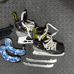 2022 Bauer Vapor 3X Hockey Skates Regular Width Size 3.5 (Used)