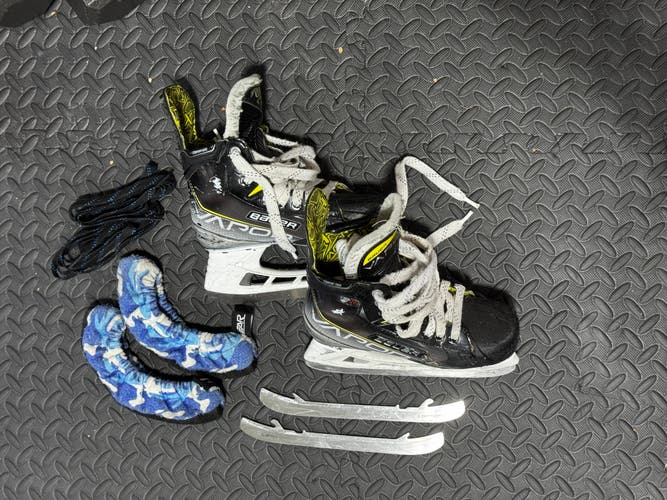 2022 Bauer Vapor 3X Hockey Skates Regular Width Size 3.5 (Used)
