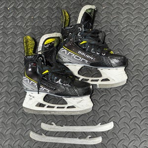 2022 Bauer Vapor 3X Hockey Skates Regular Width Size 2.5 (Used)