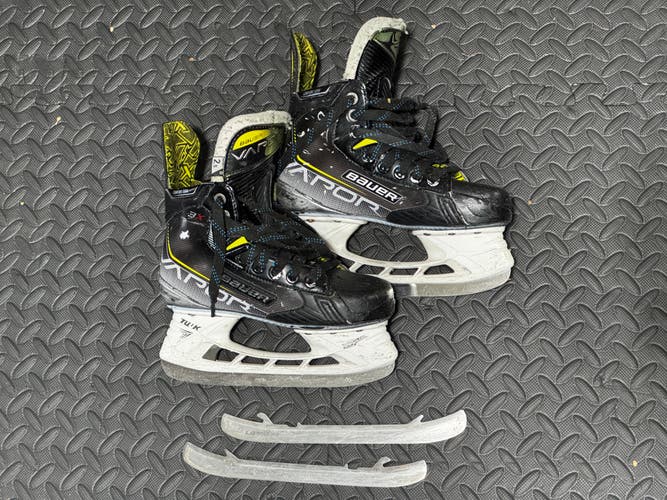 2022 Bauer Vapor 3X Hockey Skates Regular Width Size 2.5 (Used)