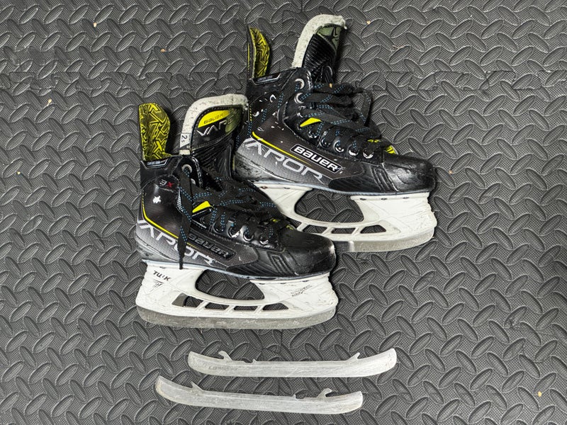 2022 Bauer Vapor 3X Hockey Skates Regular Width Size 2.5 (Used)