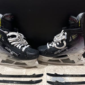 2023 Bauer Vapor Hyperlite 2 Hockey Skates Regular Width   6.5 (Used)