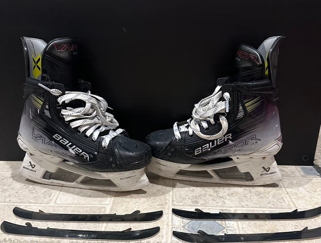 2023 Bauer Vapor Hyperlite 2 Hockey Skates Regular Width   6.5 (Used)