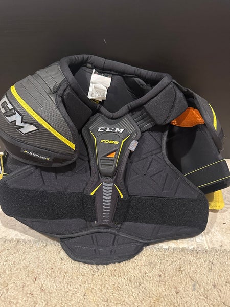 Junior Large CCM Tacks 7092 Shoulder Pads  (Used)