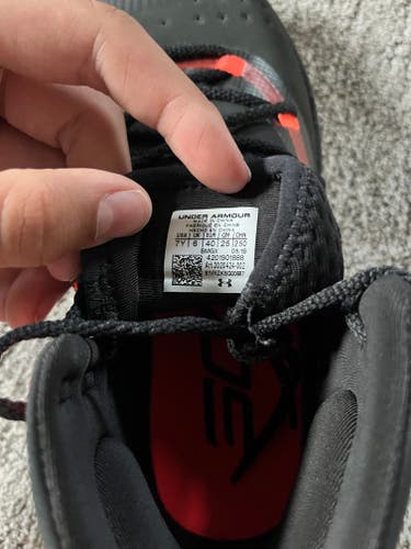 Size M 7.0 (W 8.0) Under Armour Shoes (Used)