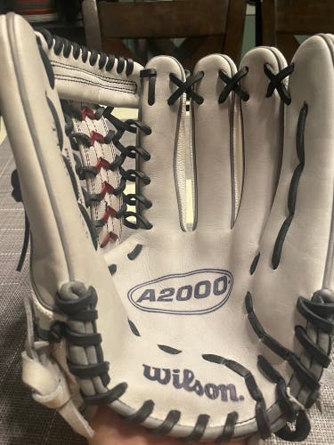Wilson RH Outfield A2000 Softball Glove 12.5" (New)
