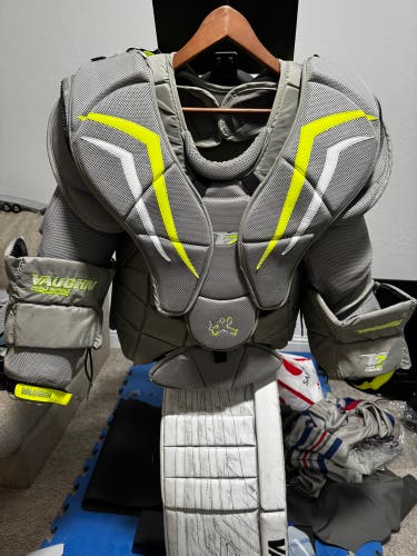 Large  Vaughn Velocity V7 XF Pro Carbon Goalie Chest Protector (Used)