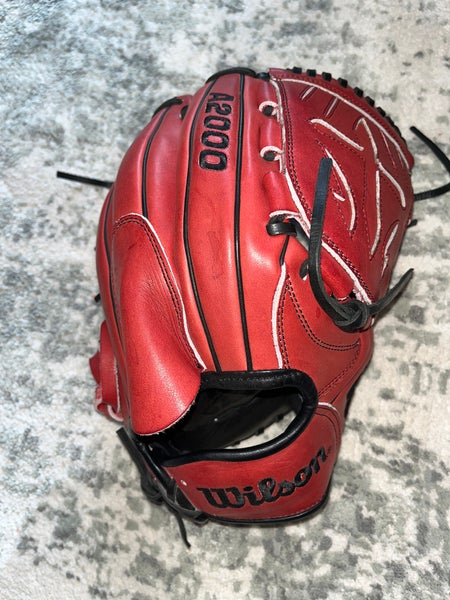 2025 Wilson RH Pitcher's A2000 Baseball Glove 12" (Used)