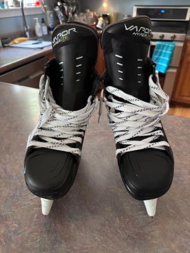 2021 Bauer Vapor Hyperlite Hockey Skates Narrow Width Pro Stock 9 (New)