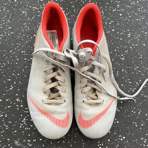 Used Nike Soccer Cleats Grey Junior 05.5 11849-S000029884