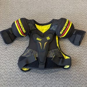 Used Sher-wood REKKER 4 S/P Junior Shoulder Pads LG 11858-S000077396