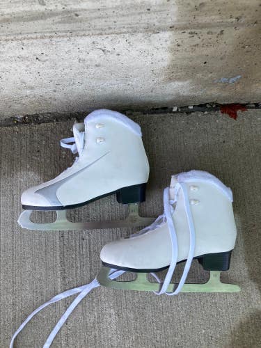 Winnwell Soft Figure Skates | Adult Size: 6