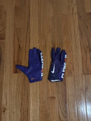 Clemson team issued football gloves